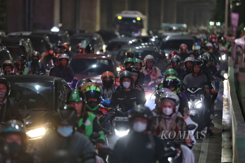 Kemacetan terjadi di Jalan Raya Kalimalang, Kota Bekasi, Jawa Barat, pada Sabtu (6/4/2024) malam. 