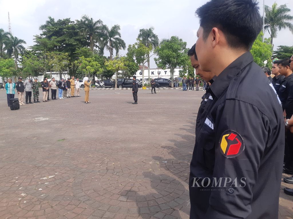 Ratusan anggota Bawaslu Kota Palembang mengikuti apel dalam acara Siaga Pengawasan Satu Tahun Menuju Pemilihan Umum 2024 di pelataran Benteng Kuto Besak, Palembang, Sumatera Selatan, Selasa (14/2/2023).