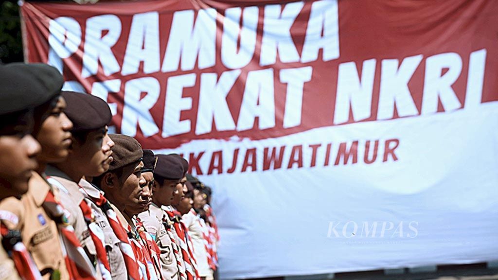 Pramuka Panegak dan Pandega Jawa Timur mengkuti deklarasi Pramuka sebagai Perekat NKRI sekaligus pelepasan kontingen untuk Raimuna Nasional IX Tahun 2017 di Kwarda Pramuka Jatim di Surabaya, Selasa (8/8). Diperlukan dukungan dari berbagai pihak untuk terus mempertahankan keutuhan NKRI. 