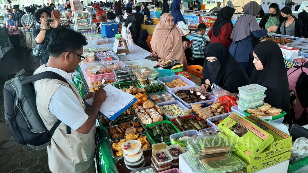 Petugas Balai Besar Pengawas Obat dan Makanan di Pontianak, Kalimantan Barat, melakukan pengawasan makanan pada bulan Ramadhan, Jumat (24/3/2023).