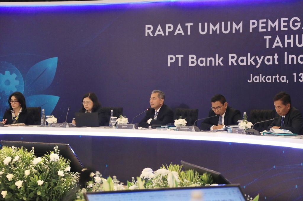 Direksi PT Bank Rakyat Indonesia menyampaikan hasil keputusan Rapat Umum Pemegang Saham Tahunan BRI tahun 2023 di Jakarta, Senin (13/3/2023).