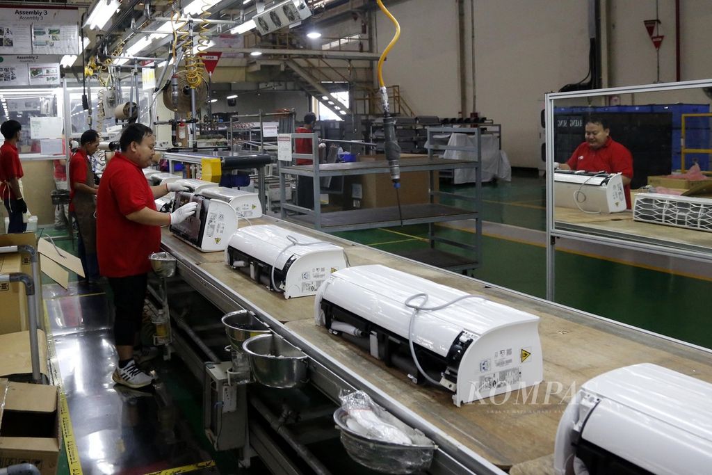 Pekerja merakit perangkat penyejuk ruangan (AC) di pabrik PT LG Electronics Indonesia di Legok, Kabupaten Tangerang, Banten, 3 Oktober 2023. 