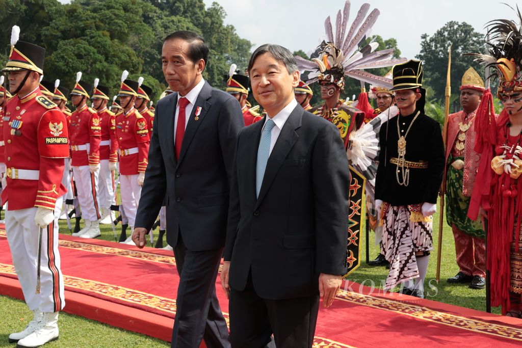 Kaisar Jepang Naruhito dan Permaisuri Masako disambut dengan upacara kenegaraan di Istana Kepresiden Bogor, Senin (19/6/2023). Seusai lagu kebangsaan kedua negara mengalun diselingi 21 kali tembakan salvo, kedua kepala negara memeriksa pasukan.