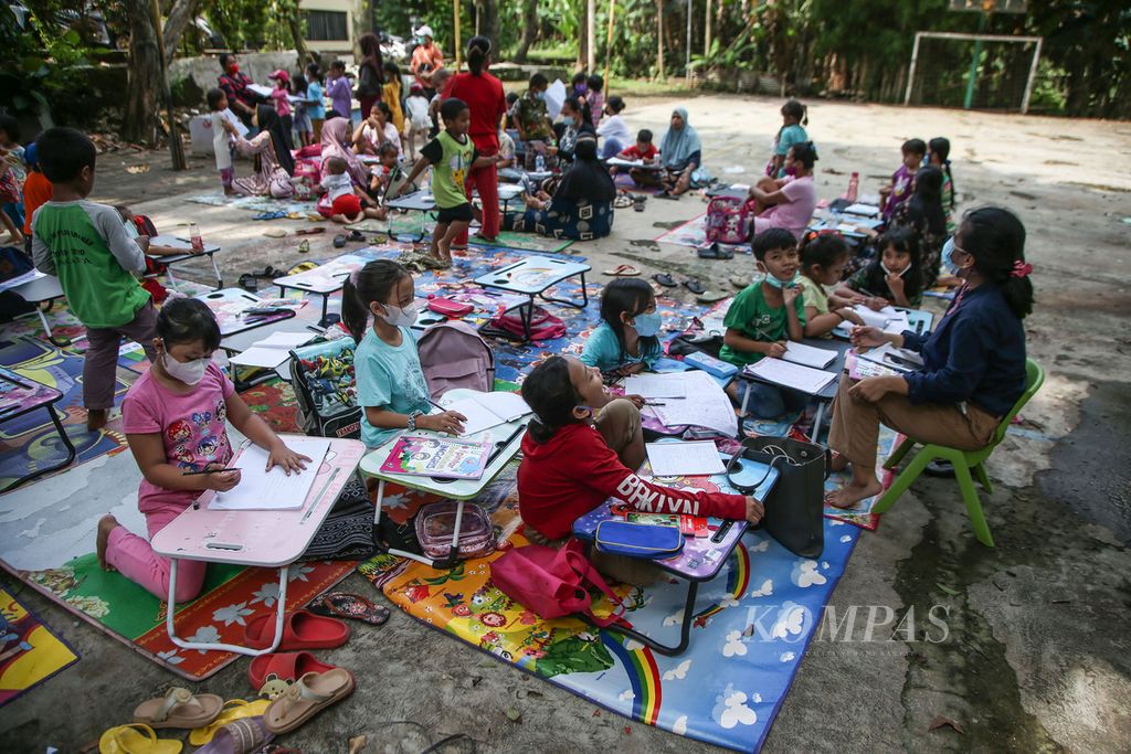 Sebanyak 40 anak pemulung mengikuti belajar membaca, menulis, dan berhitung yang diinisiasi oleh Rumah Hebat Anak Indonesia di sebuah lapangan di kawasan Karang Tengah, Lebak Bulus, Jakarta, Rabu (29/4/2022). 