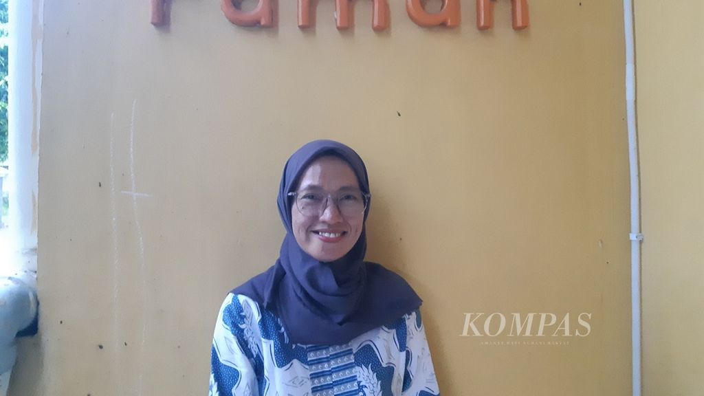 Asih Widyowati, salah satu pendiri Umah Ramah, saat diwawancarai di Kabupaten Cirebon, Jawa Barat, Rabu (11/1/2023). Umah Ramah merupakan lembaga yang fokus pada isu seksualitas, kesehatan reproduksi, dan kekerasan seksual.
