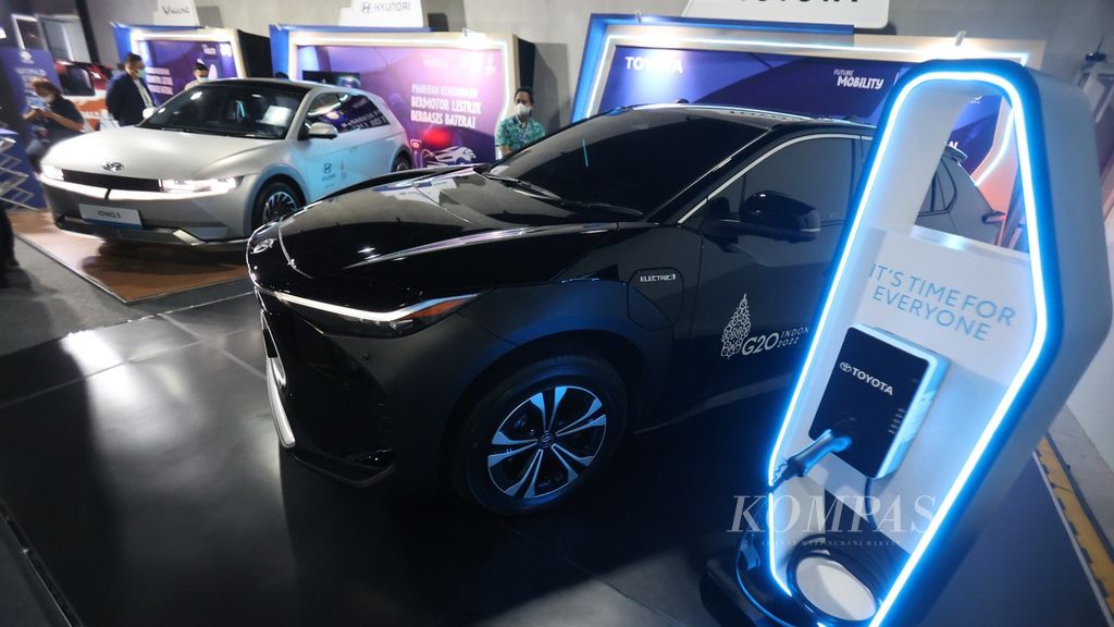 Automotive manufacturers showcase their electric vehicles during an exhibition on battery electric vehicles (KLBB) at Art Bali Collection, Nusa Dua, Bali, on Friday (11/11/2022). 