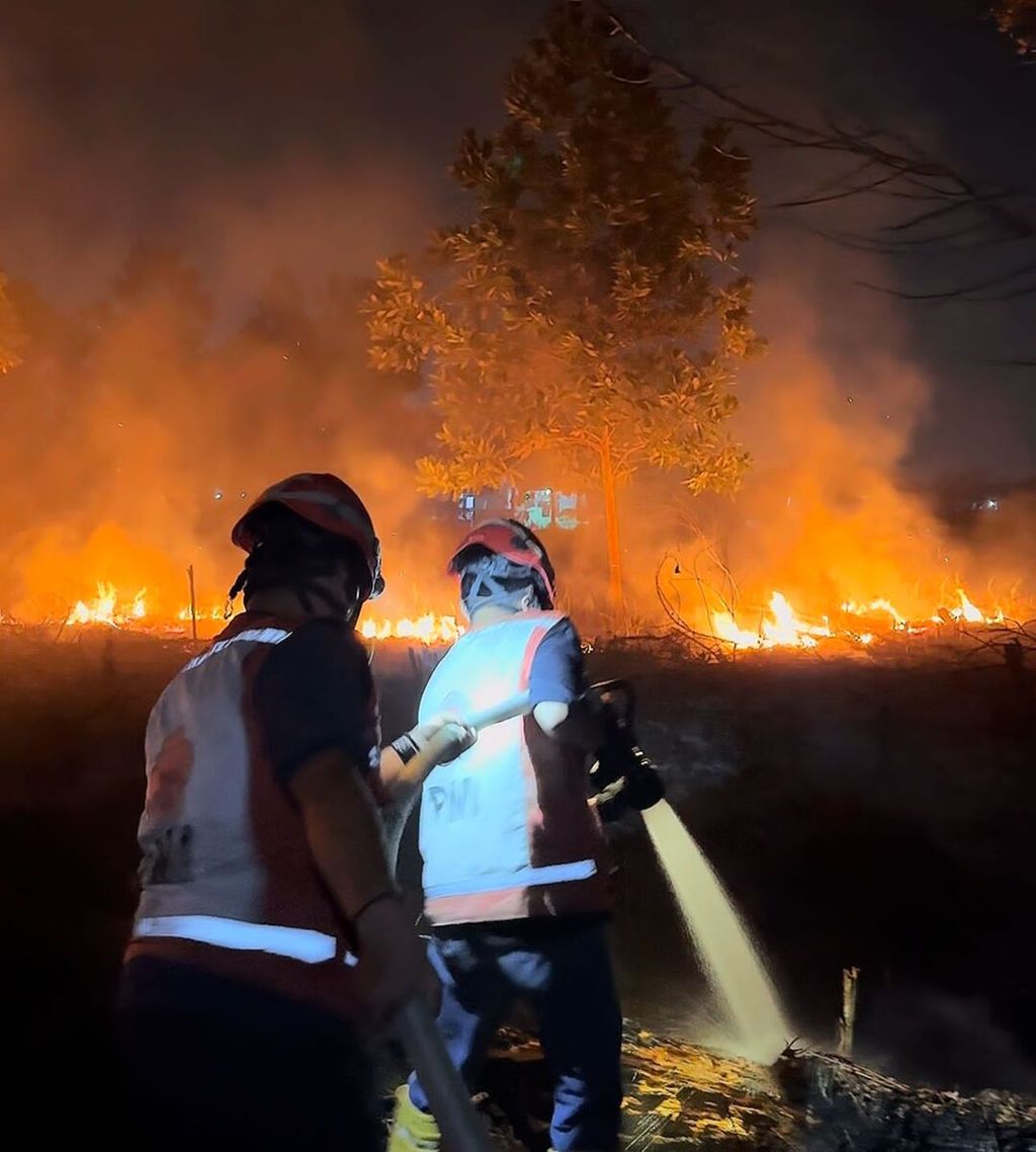 Tim Palang Merah Indonesia Kalimantan Barat sedang memadamkan kebakaran gambut di Kecamatan Pontianak Tenggara, Kota Pontianak, Kalimantan Barat, Minggu (27/10/2024).