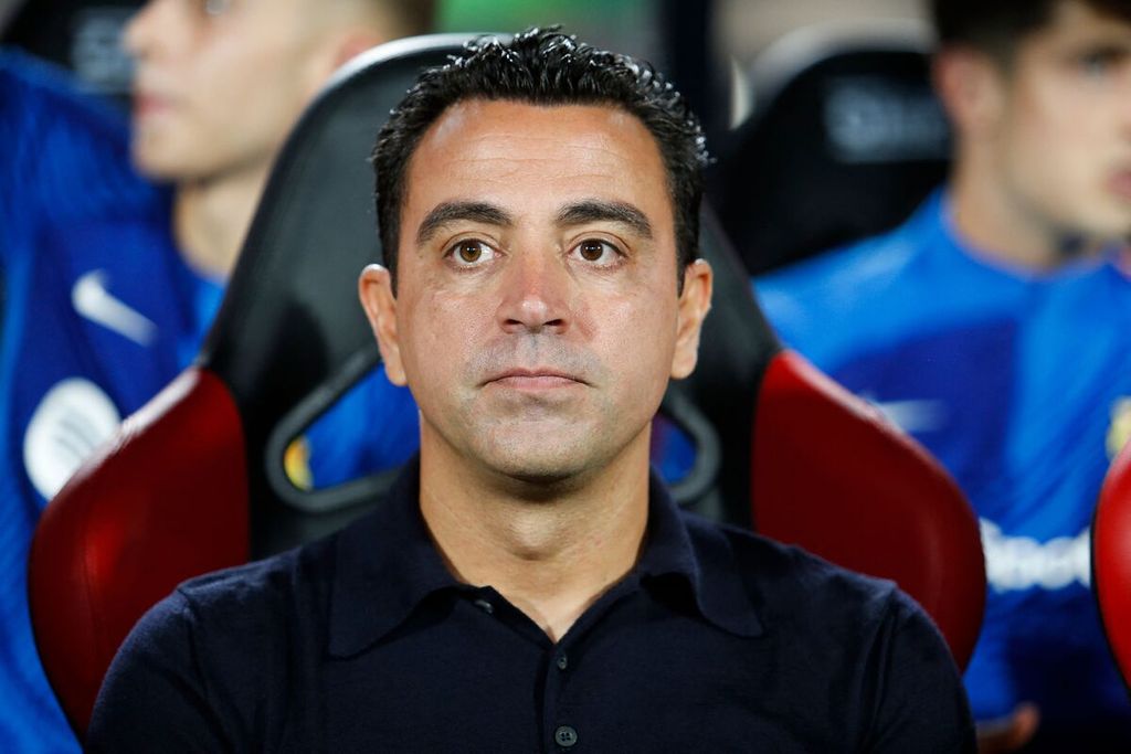 Pelatih Barcelona Xavi Hernandez memgawasi pasukannya jelang laga melawan Real Mallorca di Stasion Son Moix, Palma de Mallorca, Rabu (27/9/2023) dini hari WIB. Laga berakhir imbang 2-2.