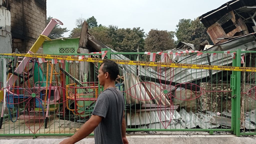 Puing bangunan pendidikan anak usia dini yang dilahap si jago merah di Jalan Simprug Golf II, Kelurahan Kebayoran Lama, Jakarta Selatan, Senin (22/8/2022).
