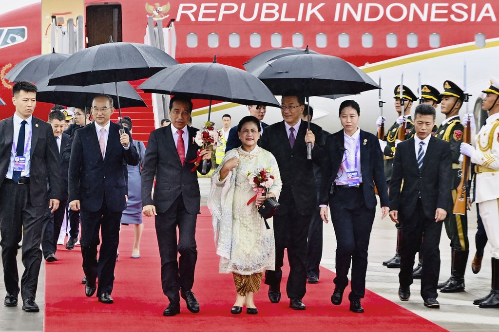 Dalam foto yang dirilis Biro Pers dan Media Istana Kepresidenan ini, Presiden Indonesia Joko Widodo (kiri tengah) dan istrinya, Iriana, turun dari pesawat setibanya di Bandara Internasional Chengdu Tianfu di Chengdu, China, Kamis (27/7/2023).