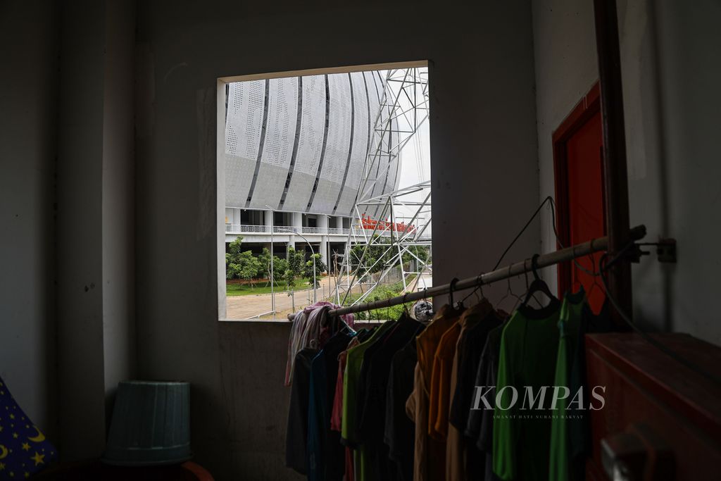 Pemandangan Jakarta International Stadium (JIS) dari dalam Kampung Susun Bayam, Jakarta Utara, Rabu (27/3/2024). 