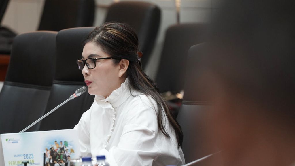 Ketua Komisi IX Felly Estelita Runtuwene saat memimpin rapat kerja dengan Menteri Kesehatan Budi Gunadi Sadikin di ruang rapat Komisi IX DPR, Jakarta, Selasa (24/1/2023).  