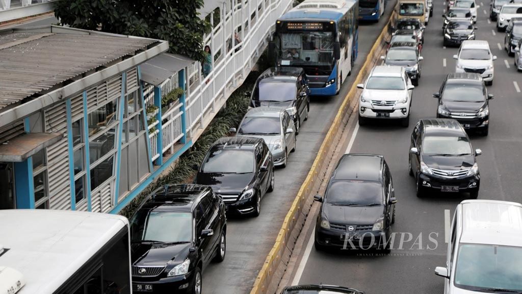 Sejumlah mobil menerobos jalur bus Transjakarta di Jalan Sudirman, Jakarta, Kamis (20/12/2018). Meski sering dilakukan penindakan, pelanggaran menerobos jalur ini masih sering terlihat di sejumlah koridor jalur bus ini. 