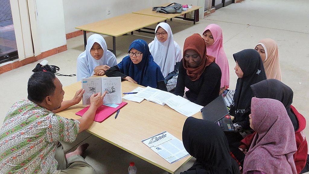 Fana Conteh (berjilbab coklat tua), mahasiswi UIN Syarif Hidayatullah Jakarta asal Gambia, belajar  bahasa Arab bersama teman-temannya di asrama putri, Selasa (2/5). 