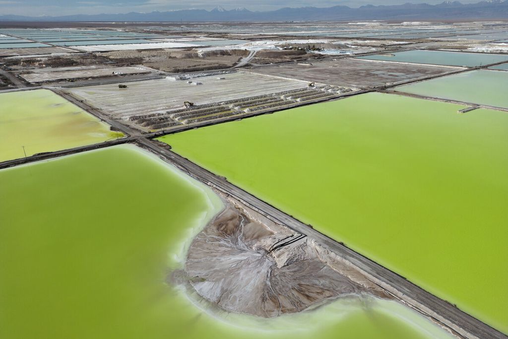 Foto udara memperlihatkan lahan yang dioperasikan perusahaan ekstraksi litium, SQM, di dekat Peine, Chile, 18 April 2023. 
