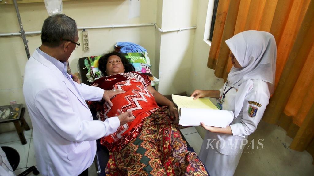 Dokter Spesialis Kebidanan dan Kandungan RSU Abdul Moeloek, Lampung, Taufiqurrahman Rahim, memeriksa kondisi Erni (31) setelah kematian anak di dalam kandungannya di rumah sakit tersebut, Sabtu (3/10/2015).