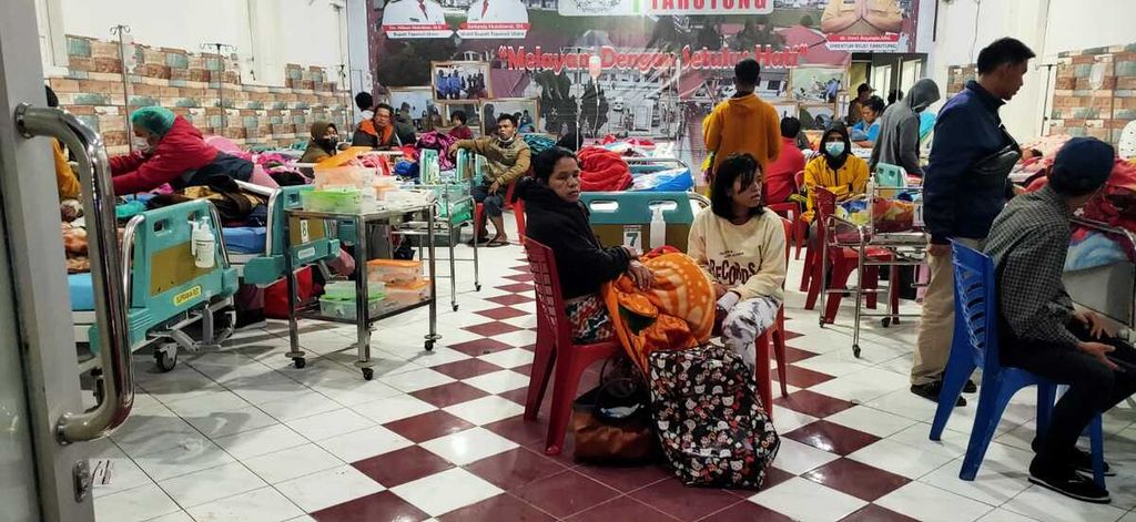 Instalasi Gawat Darurat Rumah Sakit Umum Daerah Tarutung penuh karena merawat korban luka akibat gempa bumi berkekuatan M 6,0 yang mengguncang Kabupaten Tapanuli Utara, Sumatera Utara, Sabtu (10/1/2022) dini hari.