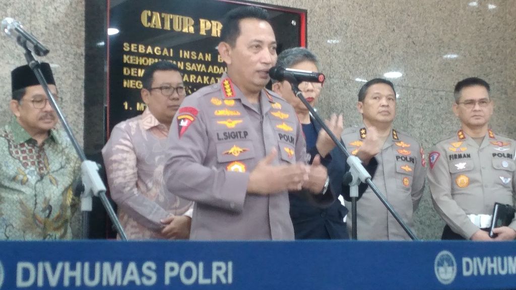 Kepala Kepolisian Negara Republik Indonesia Jenderal (Pol) Listyo Sigit Prabowo saat menyampaikan hasil rapat koordinasi kesiapan menghadapi Idul Fitri 1444 Hijriah di Mabes Polri, Kamis (6/4/2023).