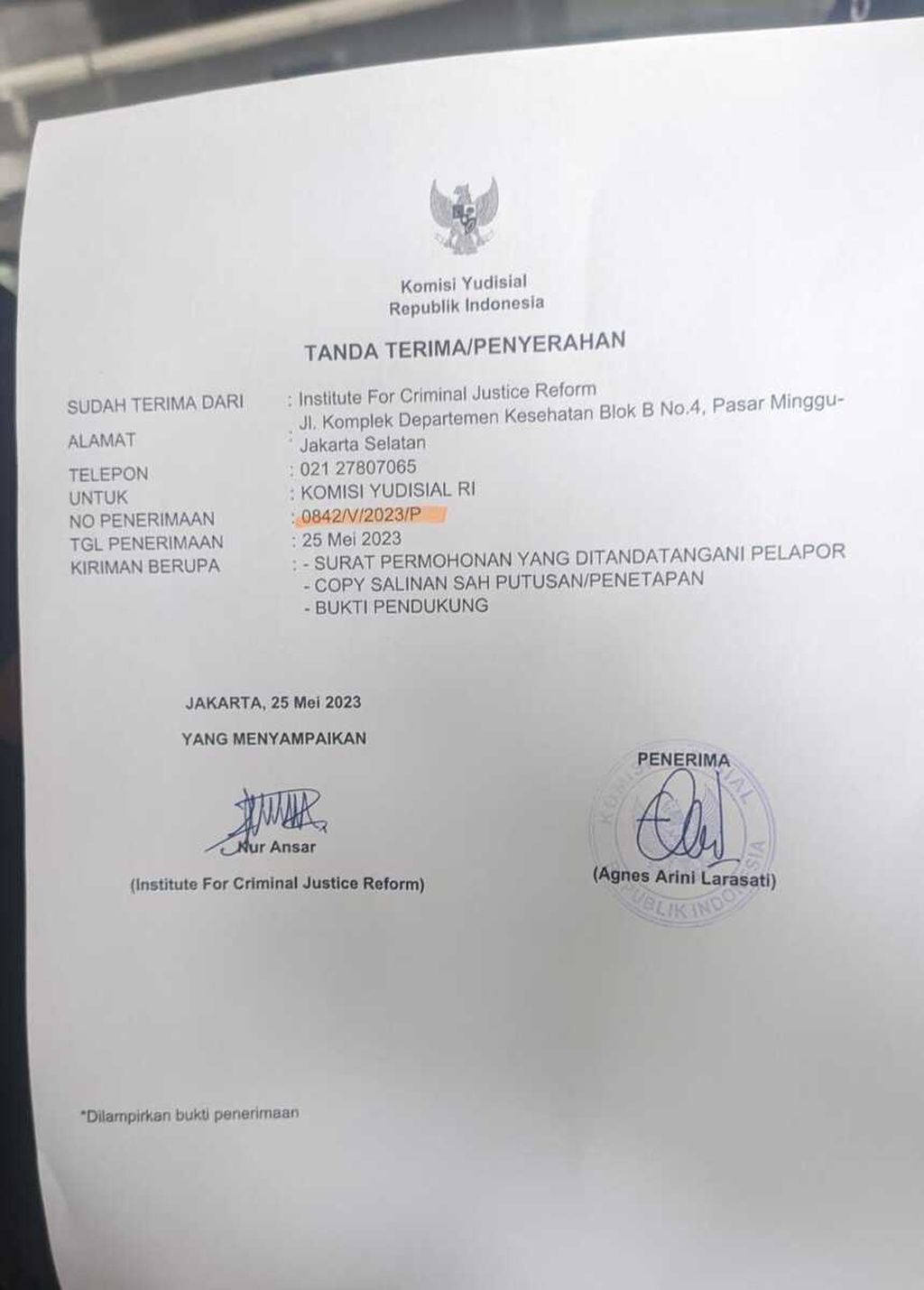 Tanda terima penyerahan laporan aduan koalisi masyarakat sipil terhadap dua hakim tunggal kasus anak AG ke Komisi Yudisial, di Jakarta, Kamis (24/5/2023).