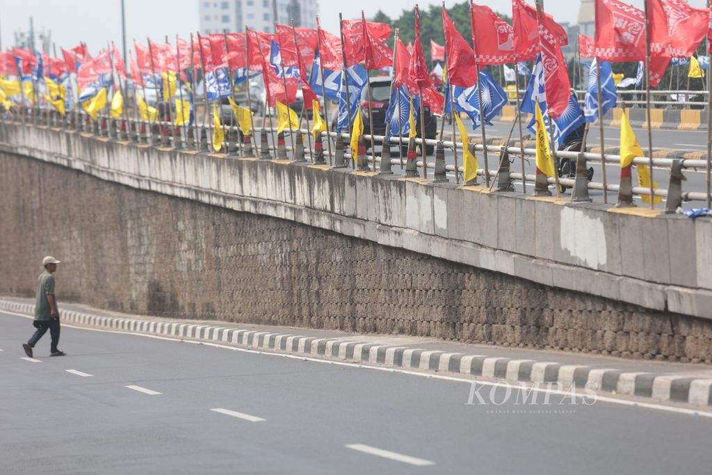 Bendera partai politik peserta Pemilu 2024 dipasang di sepanjang jalan layang di kawasan Karet, Jakarta, Selasa (22/8/2023). 