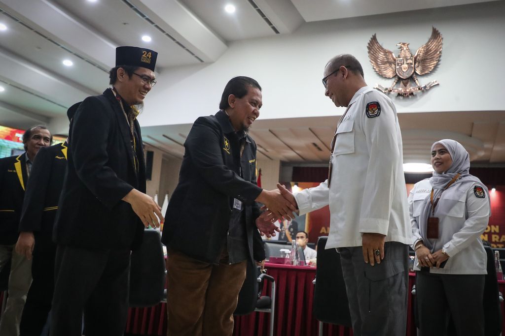 Wakil Ketua Umum Partai Ummat Nazaruddin (kedua dari kiri) berjabat tangan dengan Ketua KPU Hasyim Asy'ari (kedua dari kanan) di kantor KPU, Jakarta, Kamis (11/5/2023). 