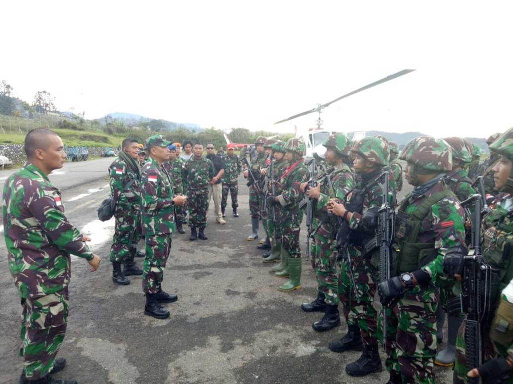 Commander of Military Resort 172/Praja Wira Yakti Colonel (Inf) Binsar Sianipar provided guidance to the search and rescue team at Oksibil Airport, Pegunungan Bintang Regency, Papua, on Thursday (13/2/2020).