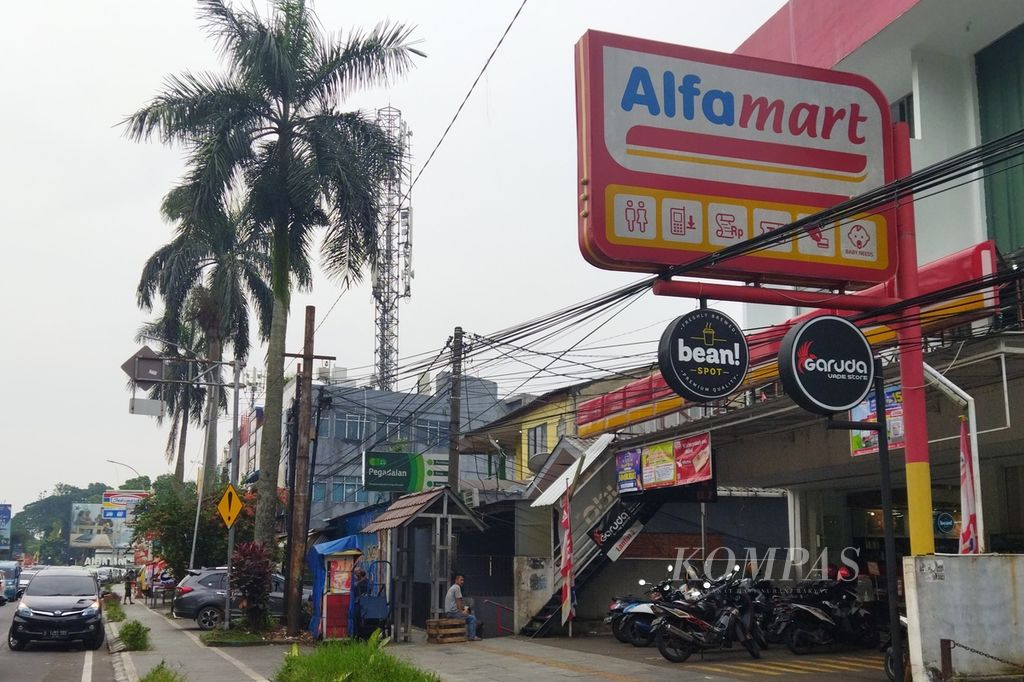 Minimarket yang makin mudah ditemukan di Kota Bogor, Kamis (26/5/2022), memudahkan warga bertransaksi sekaligus memenuhi kebutuhan harian.