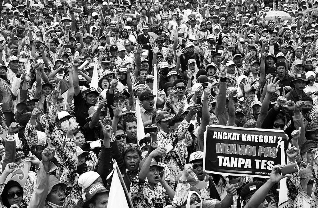 Para guru honorer dari berbagai wilayah di Indonesia berunjukrasa di depan Gedung DPR/MPR/DPD RI, Jakarta, Selasa (15/9). Mereka menyampaikan aspirasi kepada anggota dewan agar para guru honorer diangkat menjadi pegawai negeri sipil.