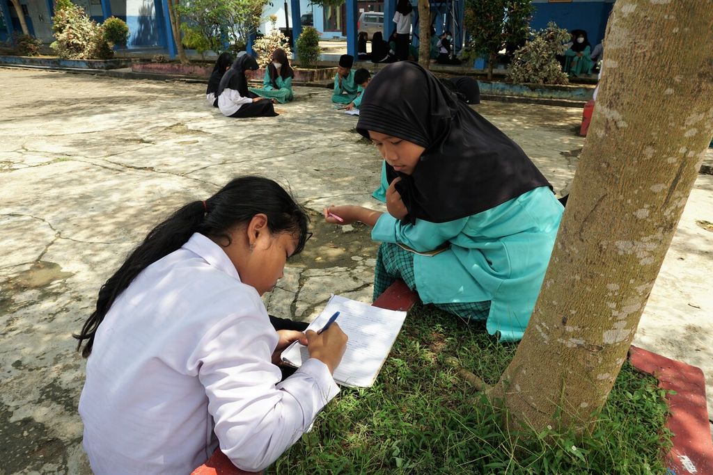 Suasana pembelajaran di SMPN 17 Kabupaten Tanjung Jabung Timur, Jambi, Jumat (21/10/22). Untuk memudahkan penyerapan ilmu, tak jarang guru menggunakan bahasa daerah sebagai pengantar.