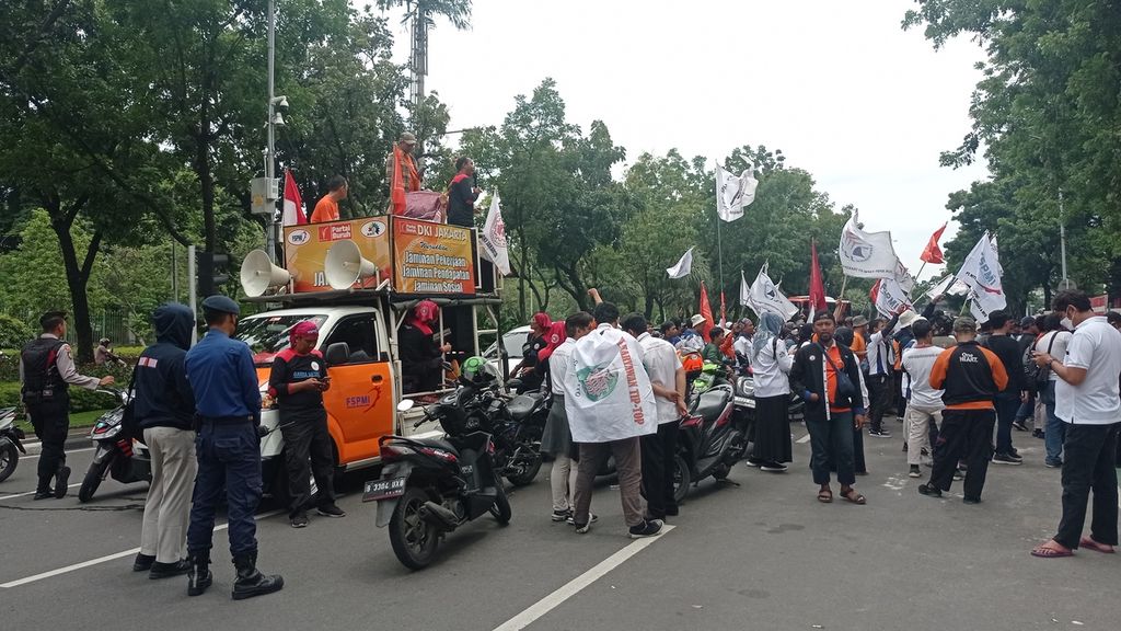 Puluhan pekerja dan buruh berunjuk rasa di muka gerbang masuk Balai Kota Jakarta, Kamis (10/11/2022) siang. 
