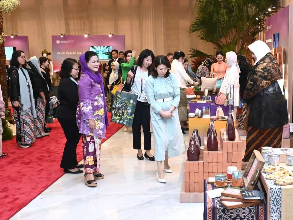 Ibu Negara Iriana Joko Widodo mengajak para pendamping pemimpin ASEAN dan mitra untuk melihat produk lokal UMKM di sela rangkaian kegiatan Konferensi Tingkat Tinggi Ke-43 ASEAN di Sasono Utomo, Taman Mini Indonesia Indah (TMII) Archipelago, Jakarta, Rabu (6/9/2023).