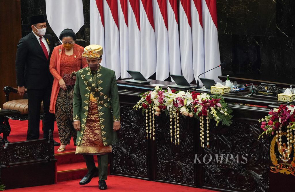 Presiden Joko Widodo (depan) diikuti Ketua DPR Puan Maharani dan Ketua MPR Bambang Soesatyo berjalan meninggalkan ruangan seusai Sidang Tahunan MPR/Sidang Bersama DPR dan DPD di Gedung DPR, Jakarta, Selasa (16/8/2022). 