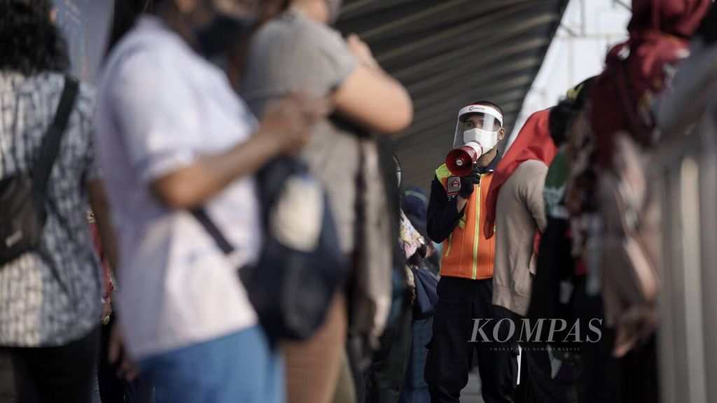 Penumpang komuter menunggu keberangkatan KRL di Stasiun Bekasi, Jawa Barat, Senin (8/6/2020). PT Kereta Commuter Indonesia menyiapkan petugas dan marka di stasiun ataupun di dalam KRL sebagai pedoman bersama dalam menjaga jarak. Pengguna kereta diwajibkan mengenakan masker, 