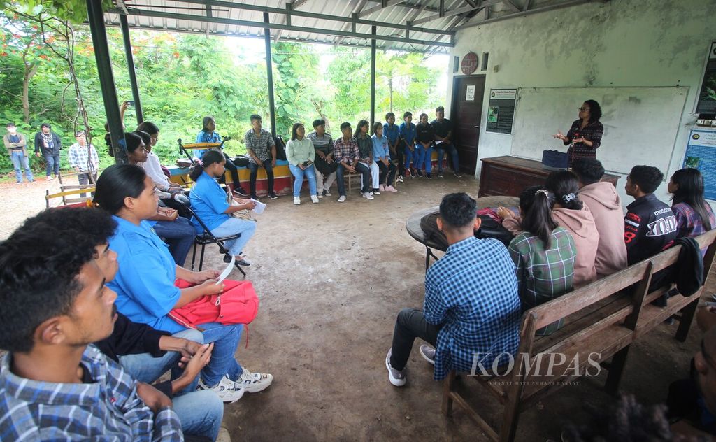 Mahasiswa Politeknik Pertanian Negeri Kupang mengikuti pembelajaran di luar kelas di Kota Kupang, Nusa Tenggara Timur, Selasa (29/11/2022). Kampus ini menerapkan pendidikan vokasi berbasis pertanian.