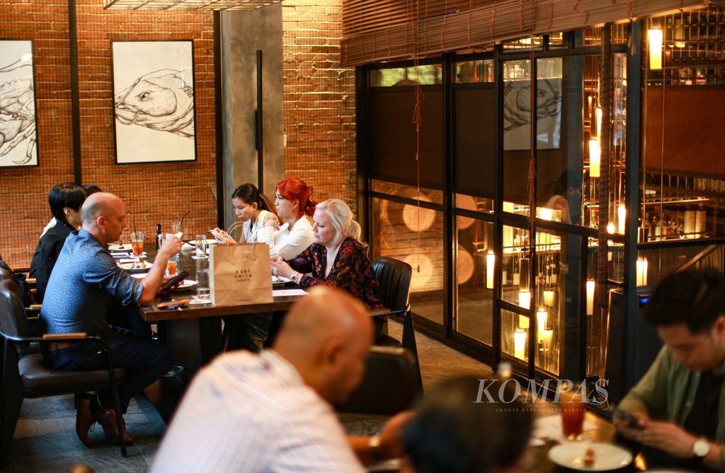 Suasana makan siang di restoran Meatsmith di Jakarta, Kamis (2/6/2022). 