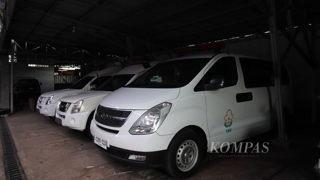 Jajaran mobil jenazah milik Yayasan Bunga Kemboja di Pejaten Timur, Pasar Minggu, Jakarta Selatan, Jumat (9/6/2023). 