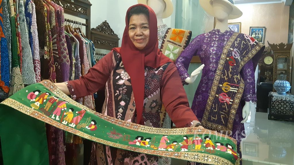 Siti Rahayu menunjukkan selendang tapis mulang tiyuh di galerinya di Bandar Lampung, Rabu (22/2/2023). 
