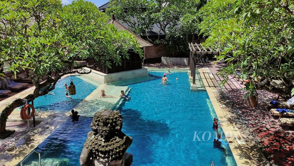 Sejumlah tamu sedang menikmati fasilitas hotel di kawasan Sanur, Kota Denpasar, Senin (23/1/2023). Sanur di Kecamatan Denpasar Selatan, Kota Denpasar, merupakan ikon wisata di Bali.