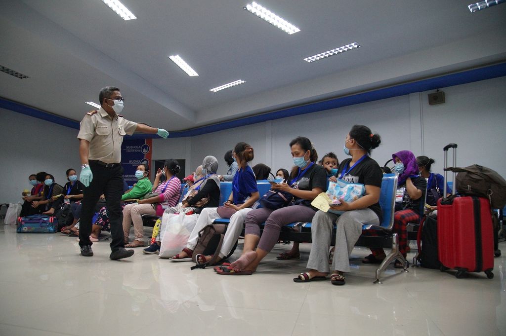 Petugas Kantor Kesehatan Pelabuhan Kelas I Kota Batam memantau kondisi 81 pekerja migran Indonesia di Pelabuhan Batam Centre, Kota Batam, Kepulauan Riau, Selasa (24/3/2020). 