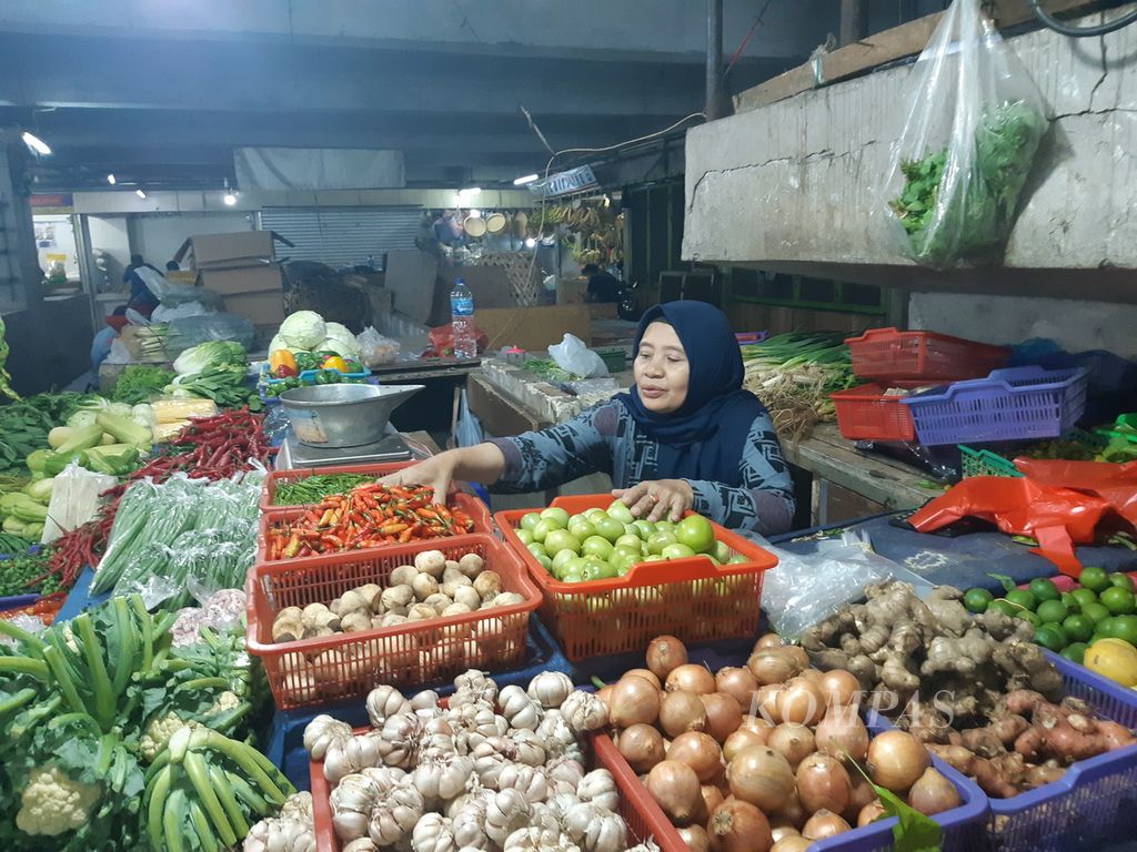 Tampak salah seorang pedagang sayur-mayur di Pasar Kosambi, Kota Bandung, Jawa Barat, Selasa (7/11/2023). Harga cabai di Pasar Kosambi saat ini melonjak tinggi.