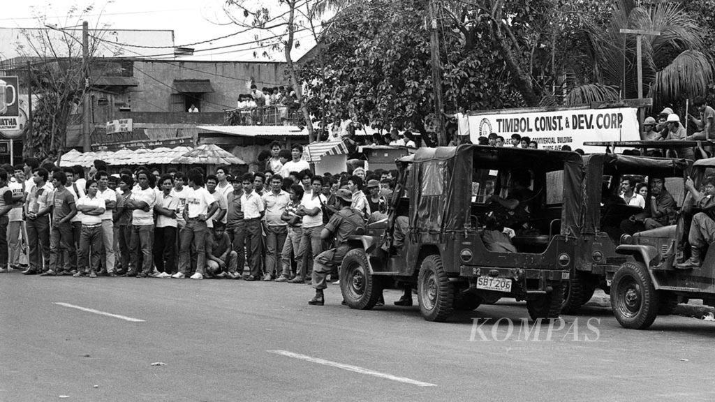 Satuan keamanan kota Metro Manila bersiaga dengan persenjataan lengkap saat plebisit (pemungutan suara) nasional untuk meratifikasi rancangan konstitusi baru untuk menggantikan Ferdinand Marcos sebagai Presiden Filipina sekaligus mengukuhkan Nyonya Corazon Aquino sebagai penggantinya. Plebisit diadakan awal Februari 1987. 
