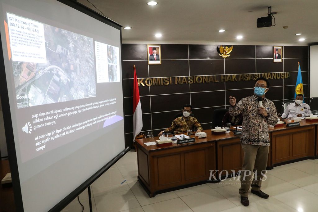 Komisioner Komnas HAM, Beka Ulung Hapsara, memberikan penjelasan terkait sejumlah dokumen terkait kasus kematian enam laskar FPI di Tol Jakarta-Merak saat penyampaian keterangan kepada wartawan di kantor Komnas HAM, Jakarta, Kamis (8/1/2021). 