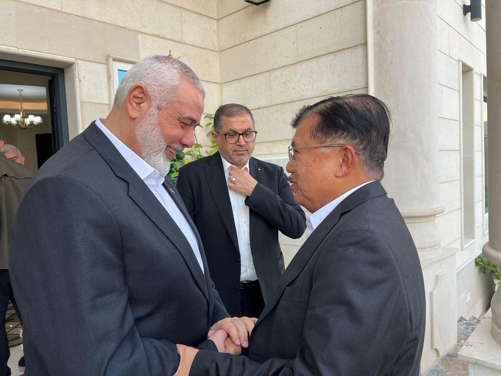 The 10th and 12th Vice President of Indonesia, Jusuf Kalla, met with the Head of Hamas Political Bureau, Ismail Haniyeh (left), in Doha, Qatar, on Friday (12/7/2024).