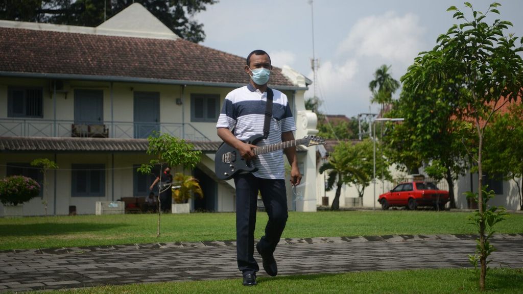Seorang gitaris bersiap tampil bersama grupnya saat mengikuti uji pentas QRIS di Museum Benteng Vredeburg, Yogyakarta, Selasa (30/3/2021). 