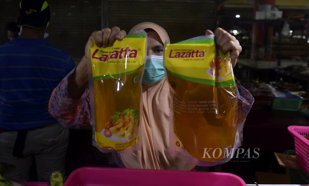 Penjual menunjukkan stok minyak goreng kemasan yang masih tersedia di Pasar Tomang Barat, Jakarta Barat, Rabu (2/2/2022). Penjual masih menjual minyak goreng kemasan dengan harga per liter Rp 15.000. 