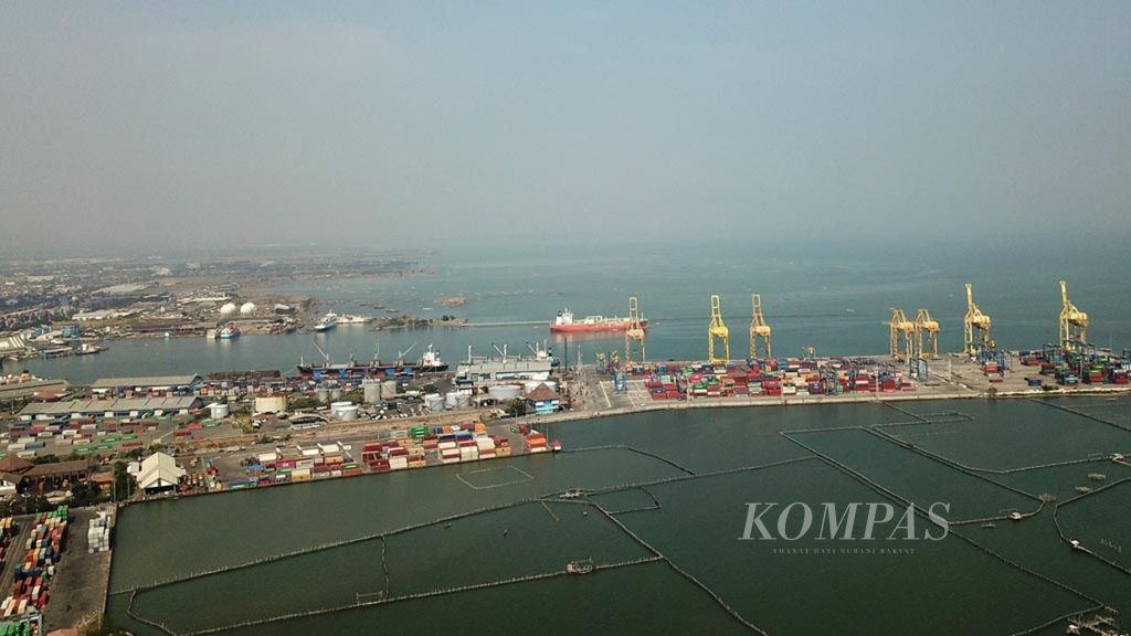 Kawasan Pelabuhan Tanjung Emas dengan aktivitas bongkar muat barang dari kapal menjadi salah satu pintu masuk aktivitas perekonomian dan perdagangan di Kota Semarang, Jawa Tengah, Rabu (24/10/2018).