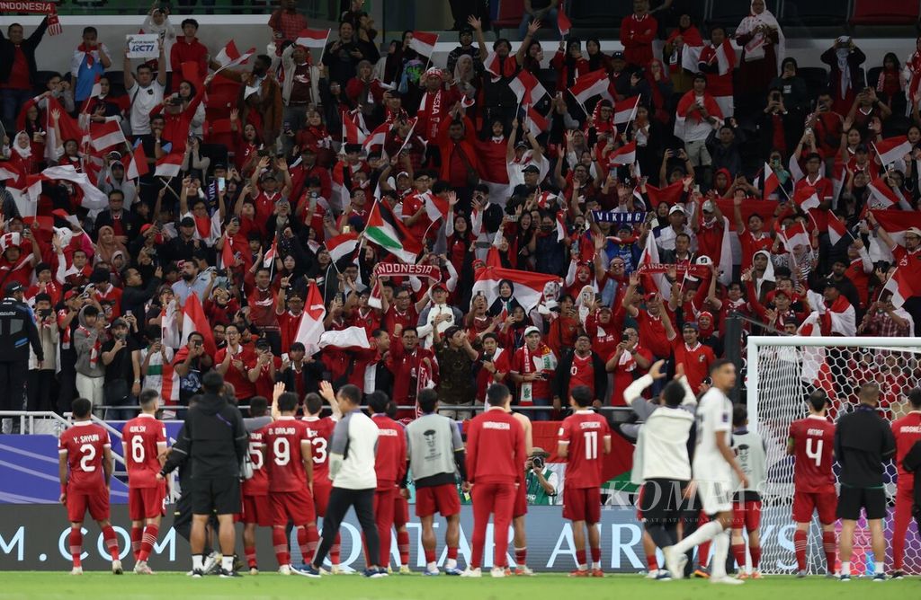 Pemain tim Indonesia menyapa para suporter Indonesia yang telah mendukung tim Indonesia saat bertanding melawan Irak di penyisihan Grup D Piala Asia 2023 di Stadion Ahmad bin Ali, Al Rayyan, Qatar, Senin (15/1/2024).