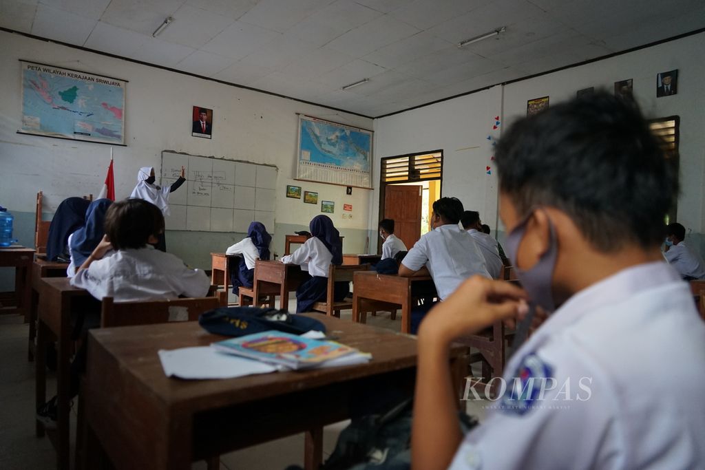 Siswa-siswi SMP Negeri 19 Kendari, Sulawesi Tenggara, mengikuti pembelajaran tatap muka pada Rabu (6/1/2021).