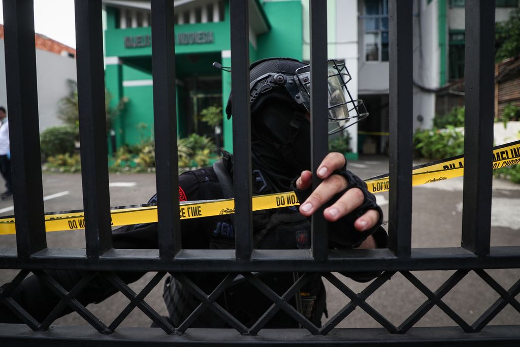 Anggota Brimob menutup gerbang kantor Majelis Ulama Indonesia, Jakarta, Selasa (2/5/2023). 