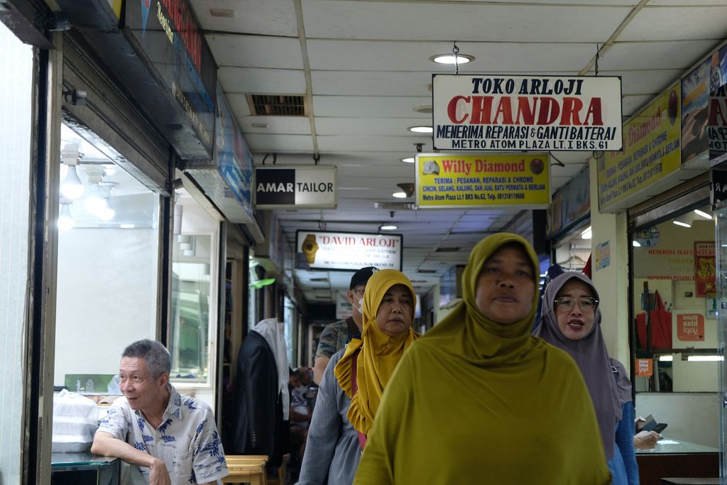 Sejumlah warga tidak menggunakan masker di Kawasan Pasar Baru, Jakarta Pusat, Jumat (4/11/2022). 